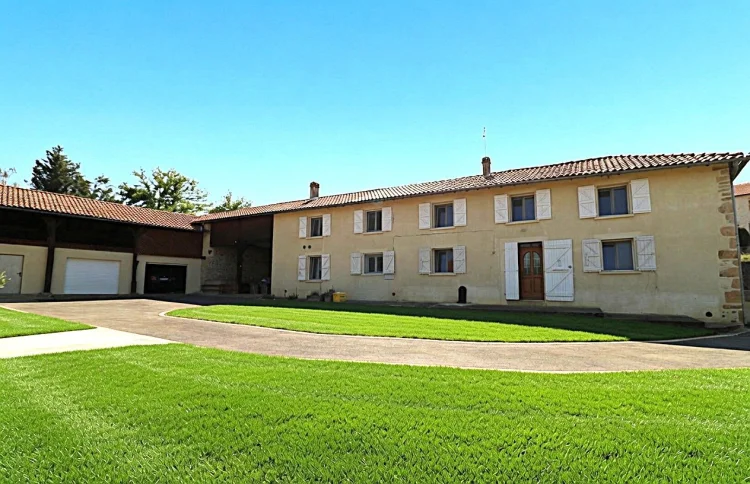 Very Beautiful Village House Completely Renovated on a Wooded Plot, Large Outbuildings, 2297m² of Land