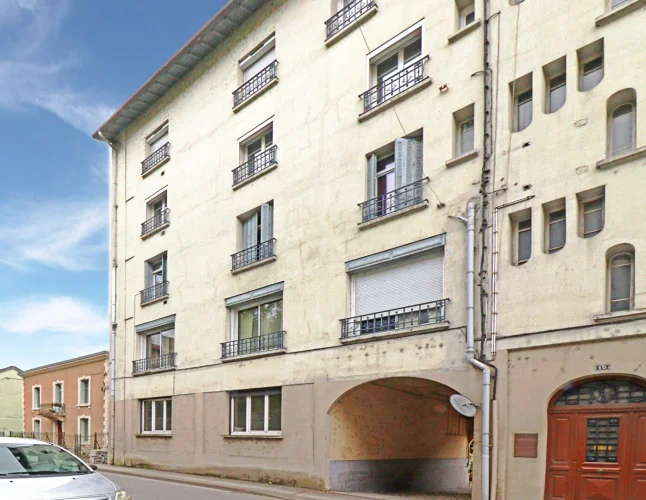 Correze. Tulle. Ground Floor Apartment of 2 Bedrooms with Parking.