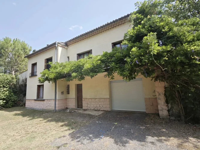 Detached 3-Bedroom Home with Large Garden – Walking Distance to Amenities