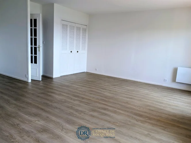 For Sale: Very Large Three-Room Apartment - Panoramic View of Orleans photo 2