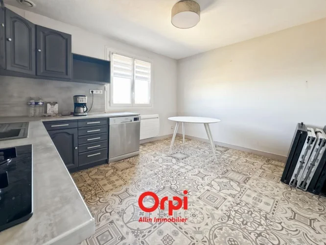 House with 4 Bedrooms in Domérat photo 3