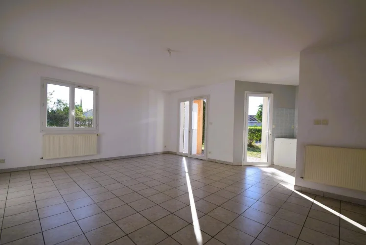 Single-Story Four-Room Villa with Garage and Adjacent Land in Aubenas photo 4