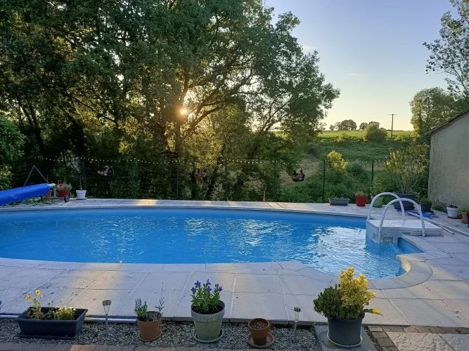 Cute 2-Bedroom Character Cottage with Pool photo 2