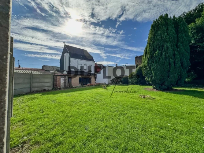 Large Atypical Semi-Detached House with 2 Large Attached Garages and Superb Exterior photo 2
