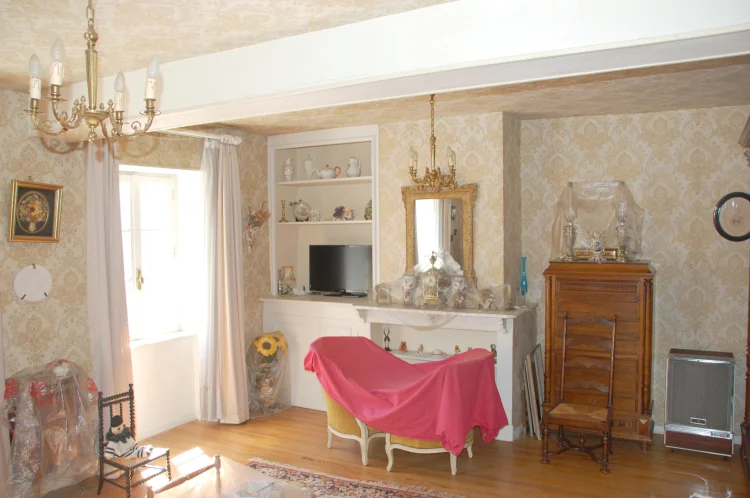 Village House with Terrace and Spacious Rooms in the Heart O