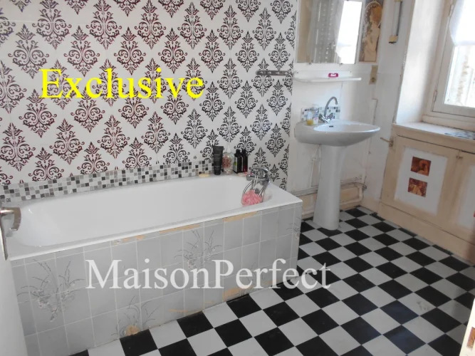 House to Restore/Renovate to it's Former Classic Elegance. C/H 4 + Bed French Town House. Courtyard. Garden. Easy P… photo 5