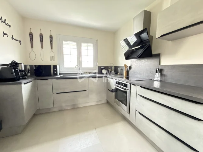 Semi-Detached House with 4 Bedrooms, Garage and Garden photo 4