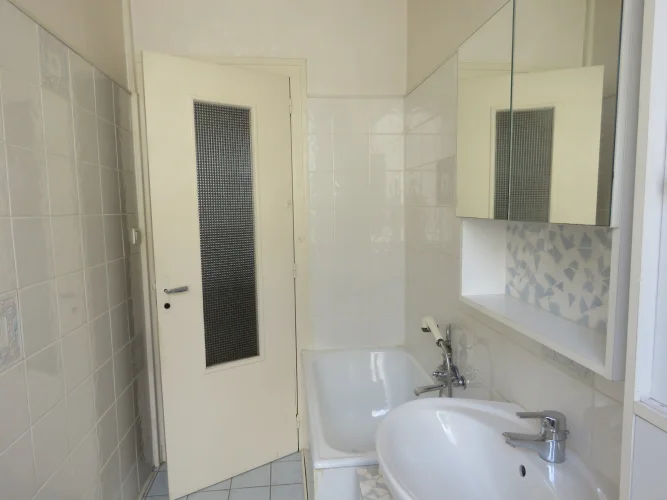 House Comprising: Upstairs (98m² Apartment) + an photo 5