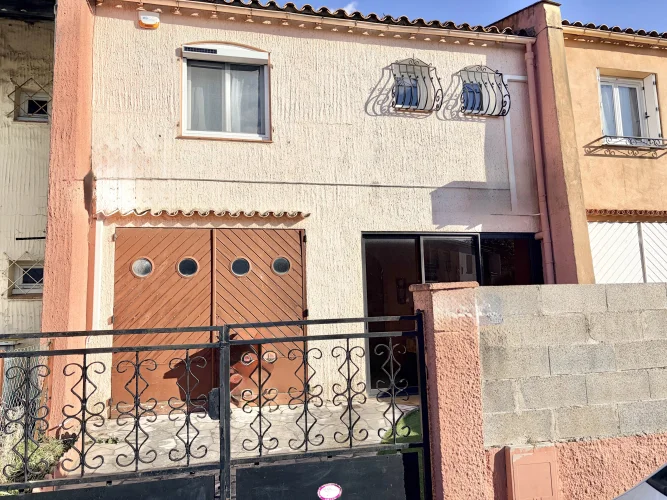 Priced to Sell – 3-Bedroom Town House with Patio Garden, Garage and Access to Carcassonne Centre