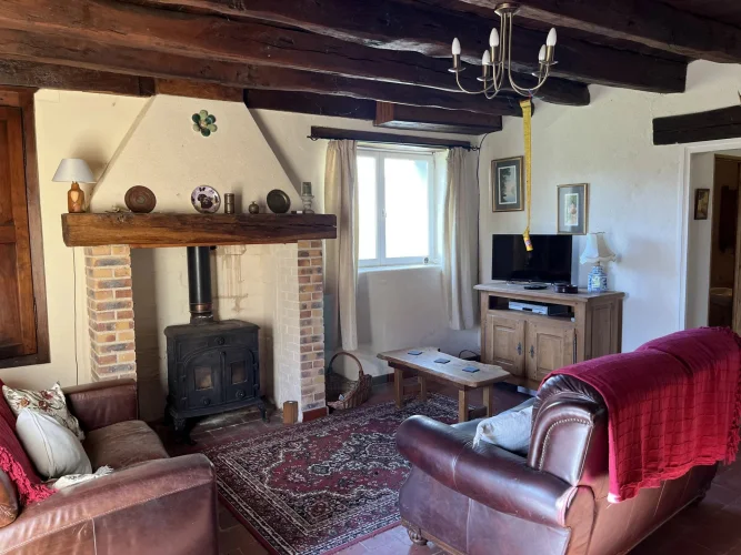 Traditional Cottage in the Heart of the Countryside with Barn and Land photo 2