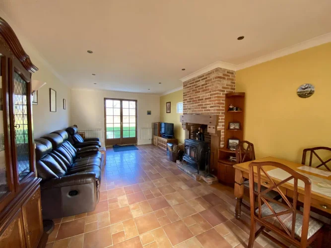 Charming Three Bedroom House with a Large Garden and Barn photo 3