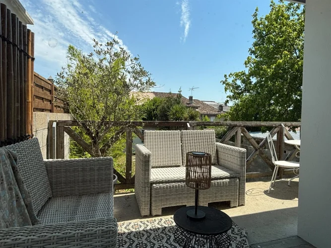 Townhouse of 105 m² of Living Space Offering Beautiful Volumes and Great Potential, with Garden! photo 4