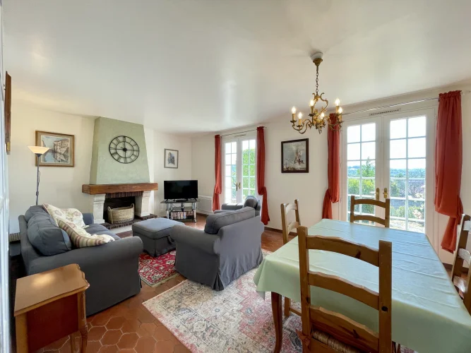 Sold Fully Furnished ! Charming Detached House with a Basem photo 4