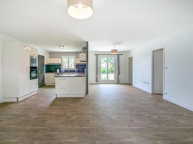 Single-Storey House with 3 Bedrooms, Garage and Garden photo 4