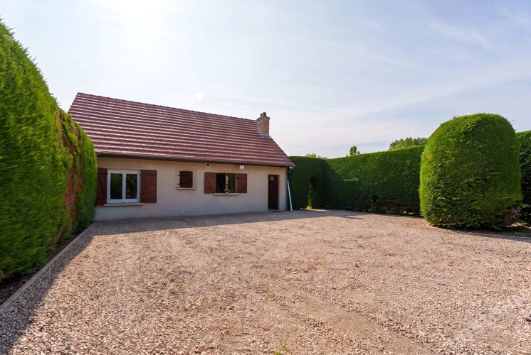 Family House of 112 m² with Large Enclosed Garden in Saint-Marcel photo 3