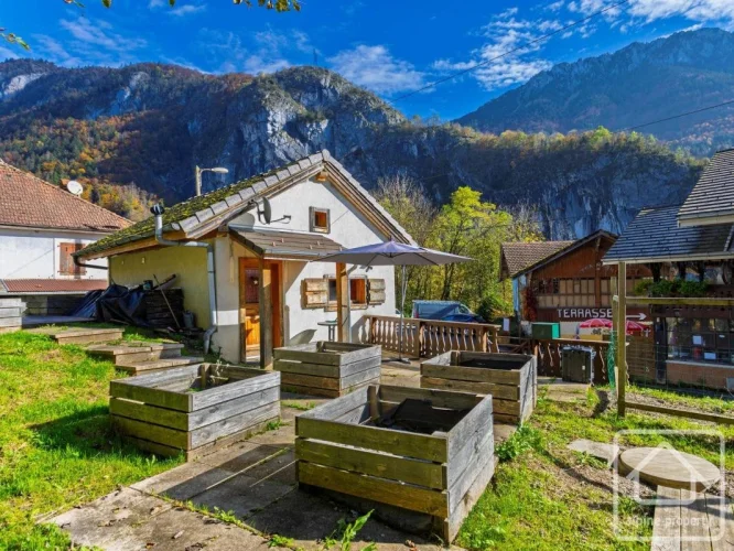 A Detached 2 Bedroom Chalet on a 532m² Plot, between Lake Geneva and the Portes du Soleil Ski Resort photo 2