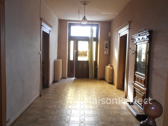 What an Opportunity ! Exceptionally Well-Proportioned Large Property Offering Domestic or Commercial Opportunities. photo 2