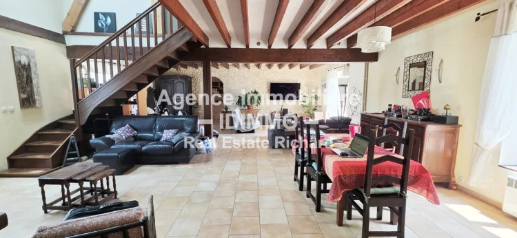 Farmhouse, 205 m², 5 Bedrooms, Cathedral Ceiling Living Room, 8,923 photo 4