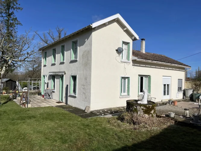Charming 3-Bedroom Home in Scenic Ambernac, France