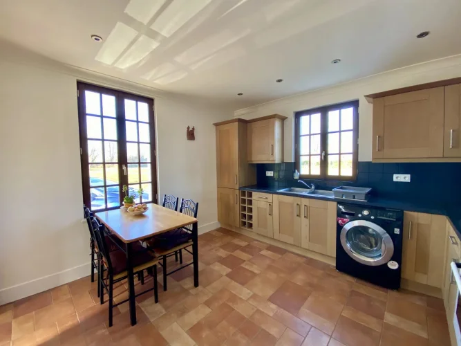 Charming Three Bedroom House with a Large Garden and Barn photo 4