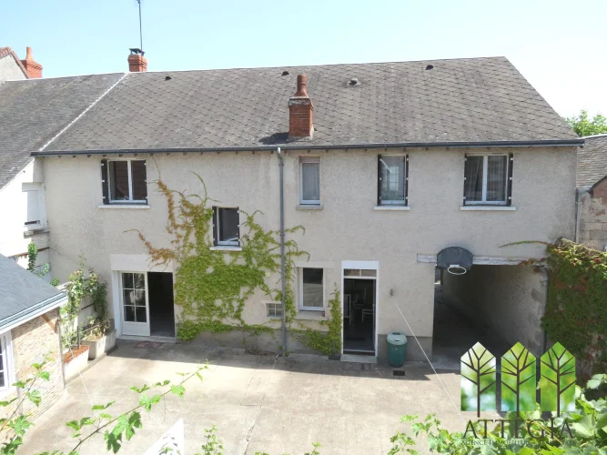 Spacious 5-Bedroom Townhouse with Courtyard, Outbuildings and Private Parking