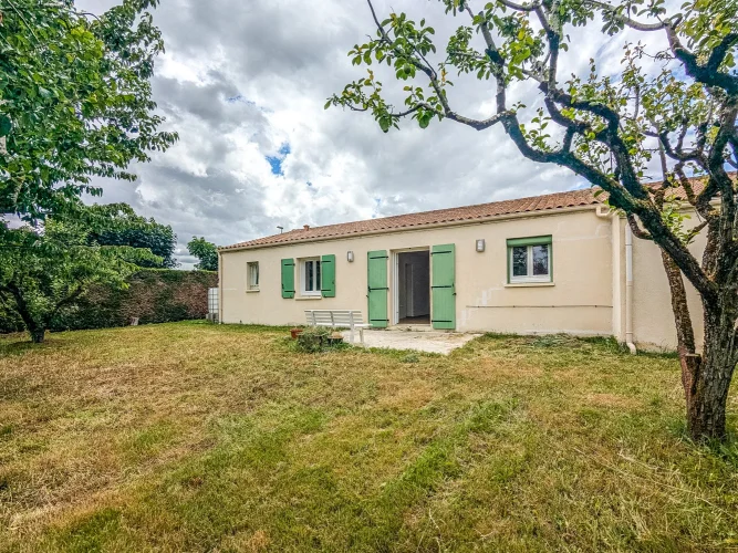 Single-Storey House with 3 Bedrooms, Garage and Garden photo 3