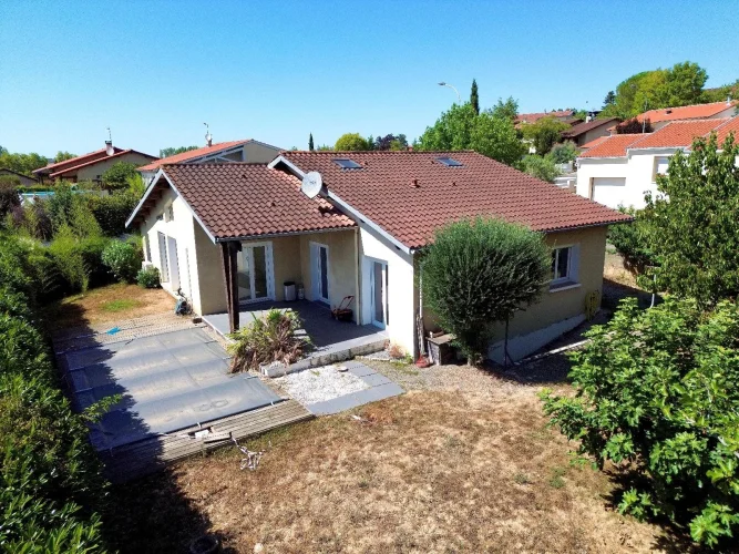Single-Story Contemporary House with Pool in Auch, in a Quiet Residential Area photo 2