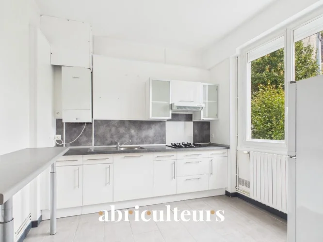 Townhouse with Garage and Courtyard for Sale in Angoulême - Victor-Hugo District (16000)