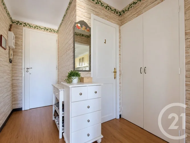 For Sale: Bright 4-Room Apartment with Balcony and Open View photo 3