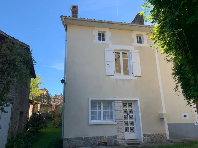 Charente - 2 Bed House Close to Champagne-Mouton