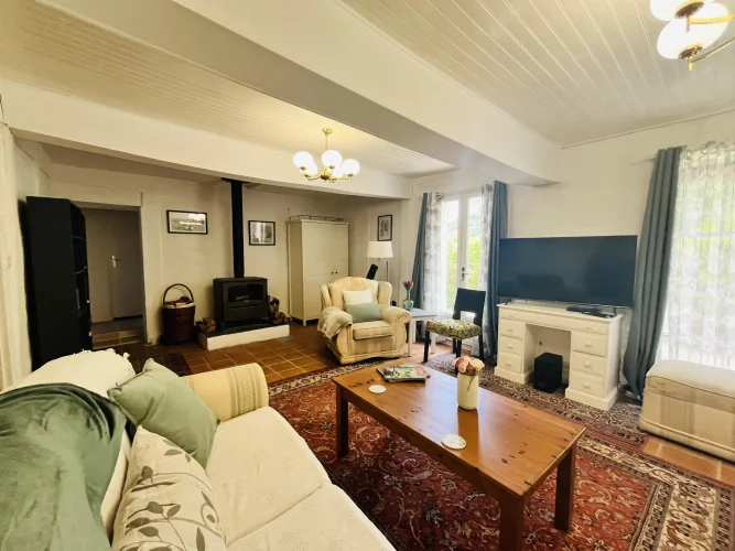 Character 3 Bed Stone Cottage with Countryside Views photo 5