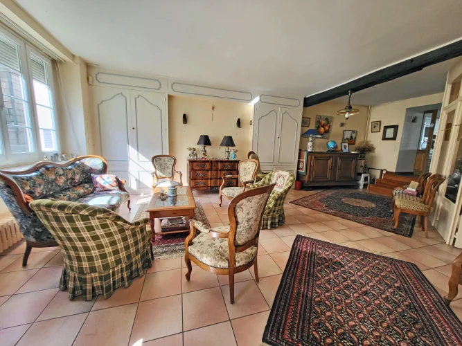 Handsome 4-Bedroomed Town House in the Heart of Jarnac photo 2