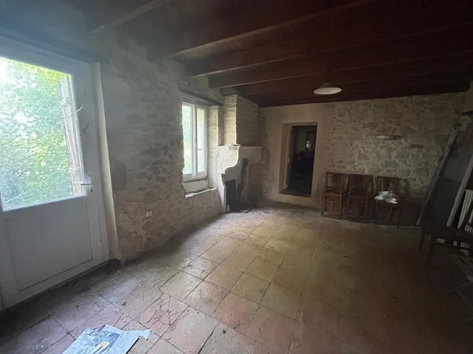 House to Renovate with 4 Bedrooms on a Plot of 628 m² photo 3