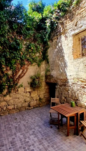 Charming Fully Renovated Village House with 2 Bedrooms and Delightful Private Patio. photo 3