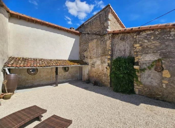 2 Bed House for Sale in Valence-En-Poitou photo 2