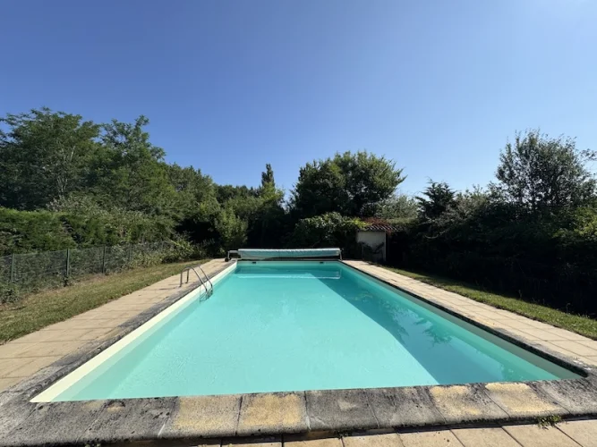 Impressive house with river frontage, large garden and swimming pool photo 2