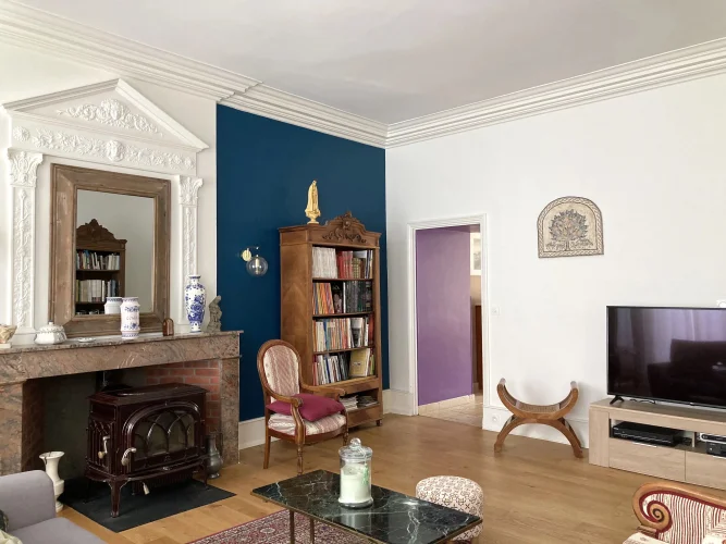 Superbly-Presented Stone Town House with Courtyard and Garage photo 3