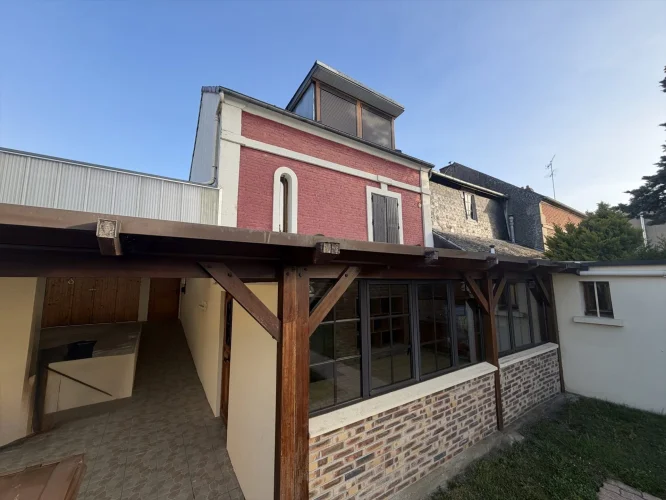 Family House with Garden, Garage and Convertible Outbuilding
