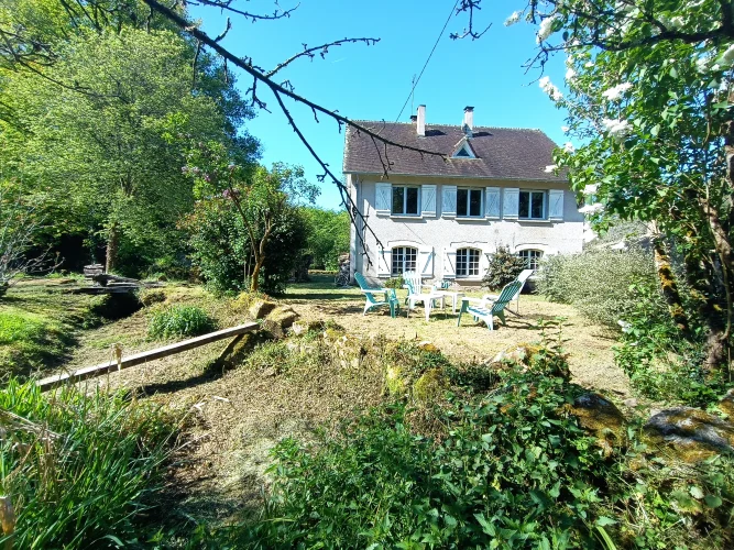 A Rare Property Situated on the Riverbank in a Preserved Green Natural Setting.