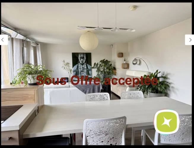 Lyon 8 Border, 4-Room Apartment, Top Floor with Terrace and Secure Parking