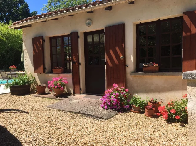 Lovely 2-Bedroom House with a Separate Chalet and Heated Pool