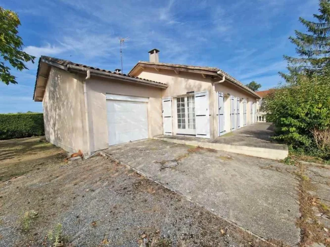 Single-Storey House in a Quiet Area of Cars photo 2