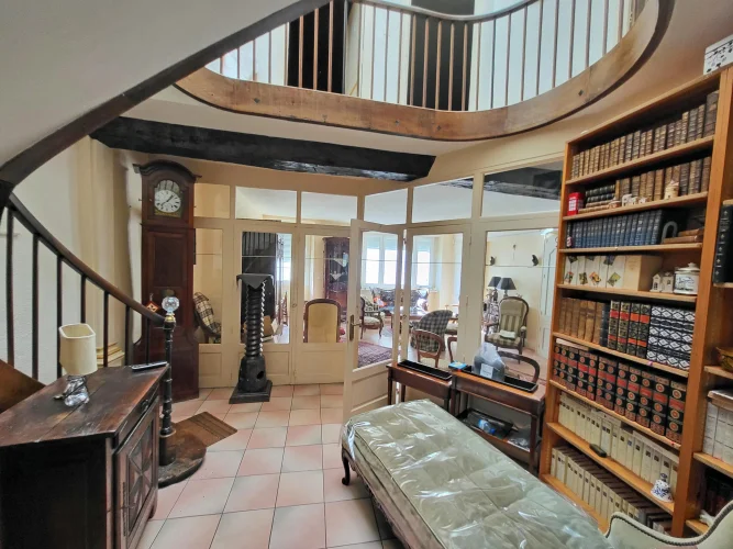 Handsome 4-Bedroomed Town House in the Heart of Jarnac photo 3