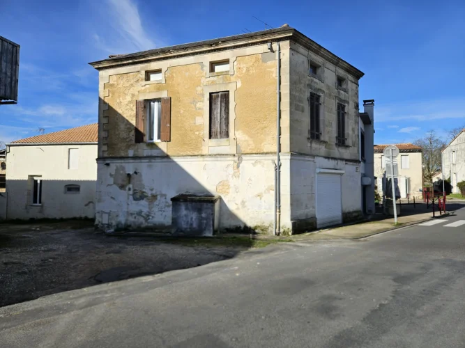 Town Center House 130m² - 3 Bedrooms in Saint Savin photo 3