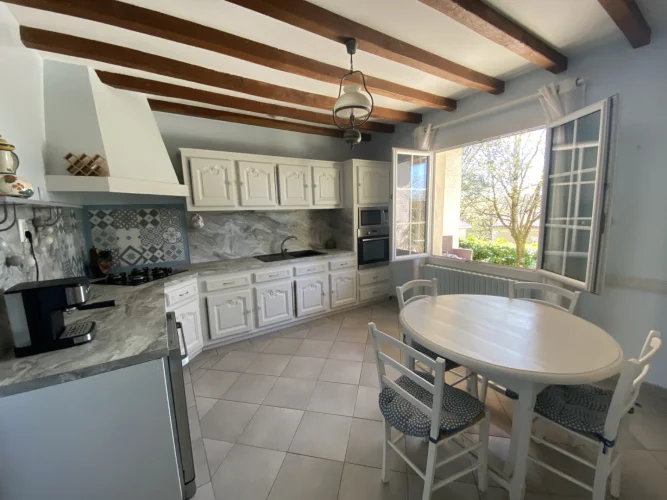 Property with Extensive Grounds. Shops and Railway Station Within Walking Distance. photo 3