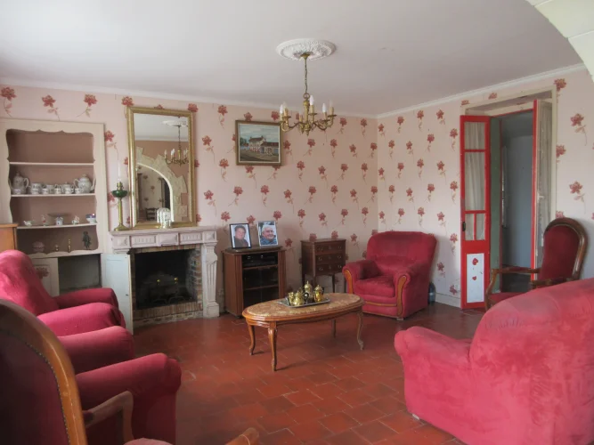 Spacious Property with a Showroom and 3 Garages! photo 2