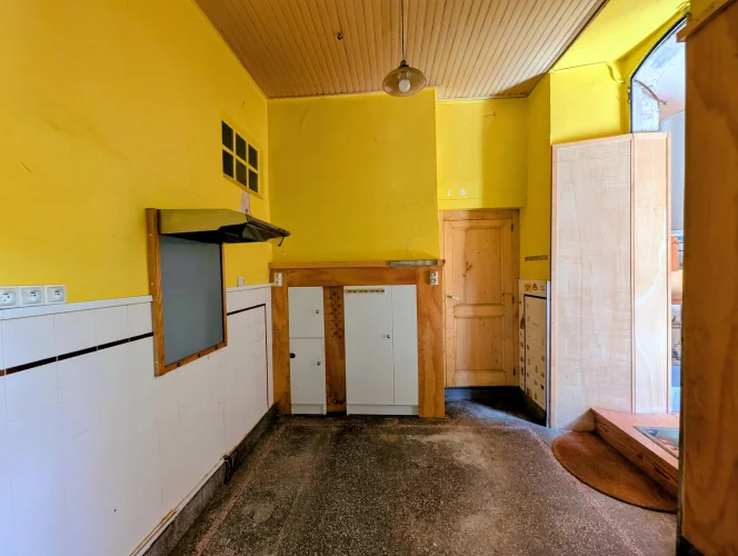 Stunning Village House to Renovate with Shop, Courtyard and Garage in the Bastide of Monflanquin photo 5