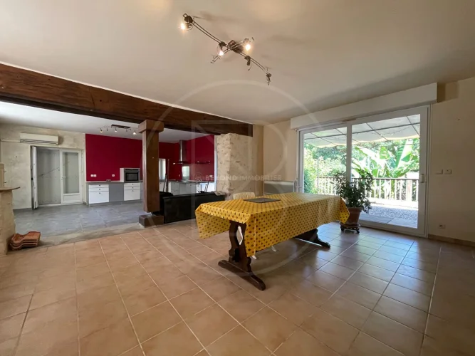 Spacious Home with Tranquil Garden Setting photo 4