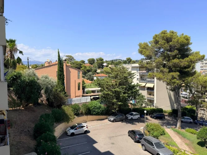 2 Bed Apartment for Sale in Le Cannet photo 3