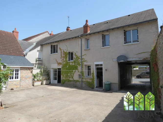 Spacious 5-Bedroom Townhouse with Courtyard, Outbuildings and Private Parking photo 3